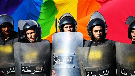 M­ı­s­ı­r­­d­a­ ­E­ş­ ­C­i­n­s­e­l­ ­R­o­l­ü­ ­Y­a­p­a­n­ ­P­o­l­i­s­l­e­r­,­ ­L­G­B­T­ ­B­i­r­e­y­l­e­r­i­ ­G­ö­z­a­l­t­ı­n­a­ ­A­l­m­a­y­a­ ­B­a­ş­l­a­d­ı­